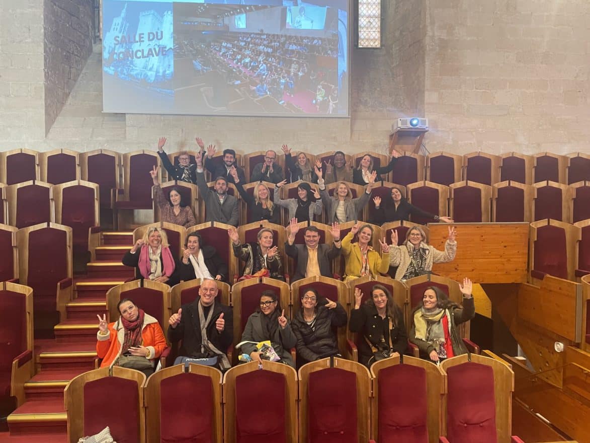 Délégation de professionnels du tourisme région Sud lors de l'Eductour Linkeus à Avignon dans la salle du Conclave