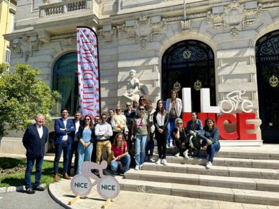 Groupe posant devant les marches de la CCI de Nice